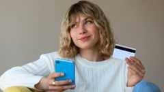na snímke je žena s kreditnou kartou