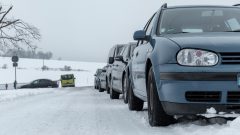 Zimné pneumatiky na vozidle v snehu.