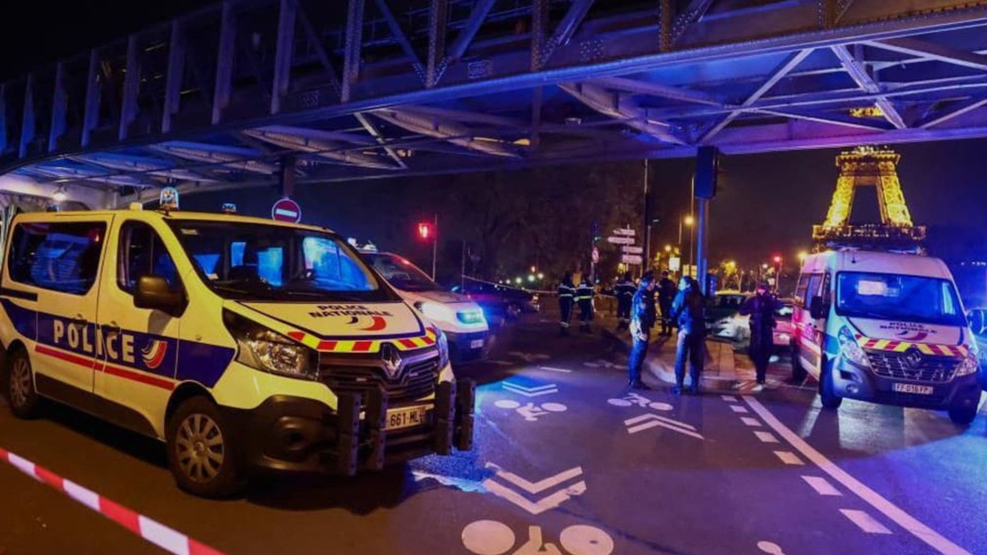 policajné auto pri Eiffelovke