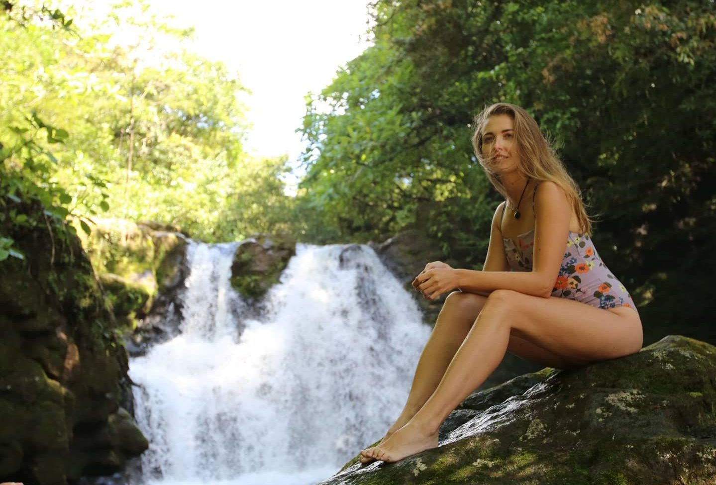 Marianna Sádecká pri vodopáde