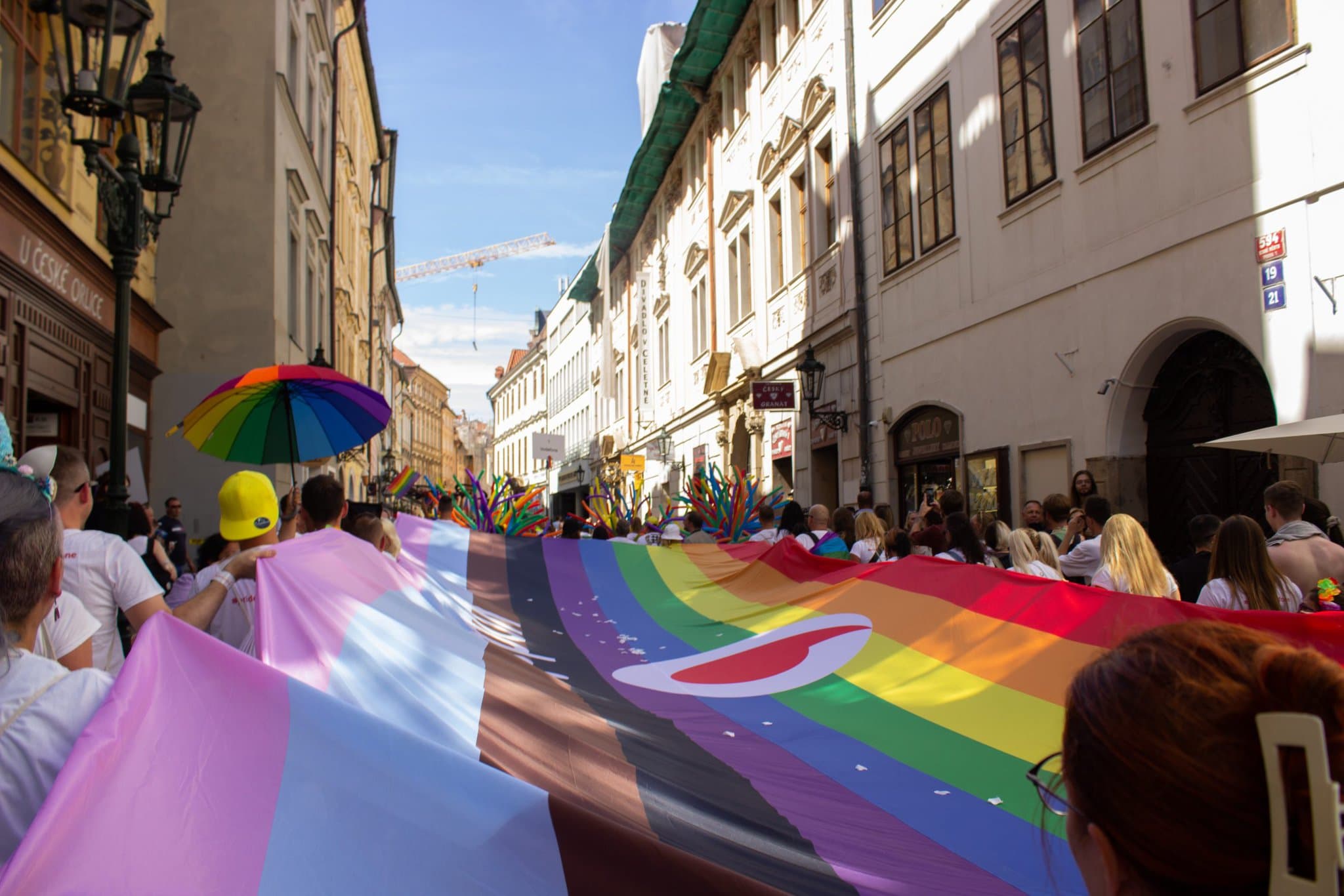 LGBT+ vlajky v Prahe na pochode Pride