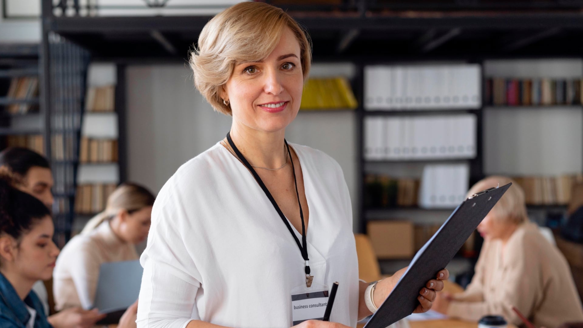 na snímke je žena v bielej blúzke