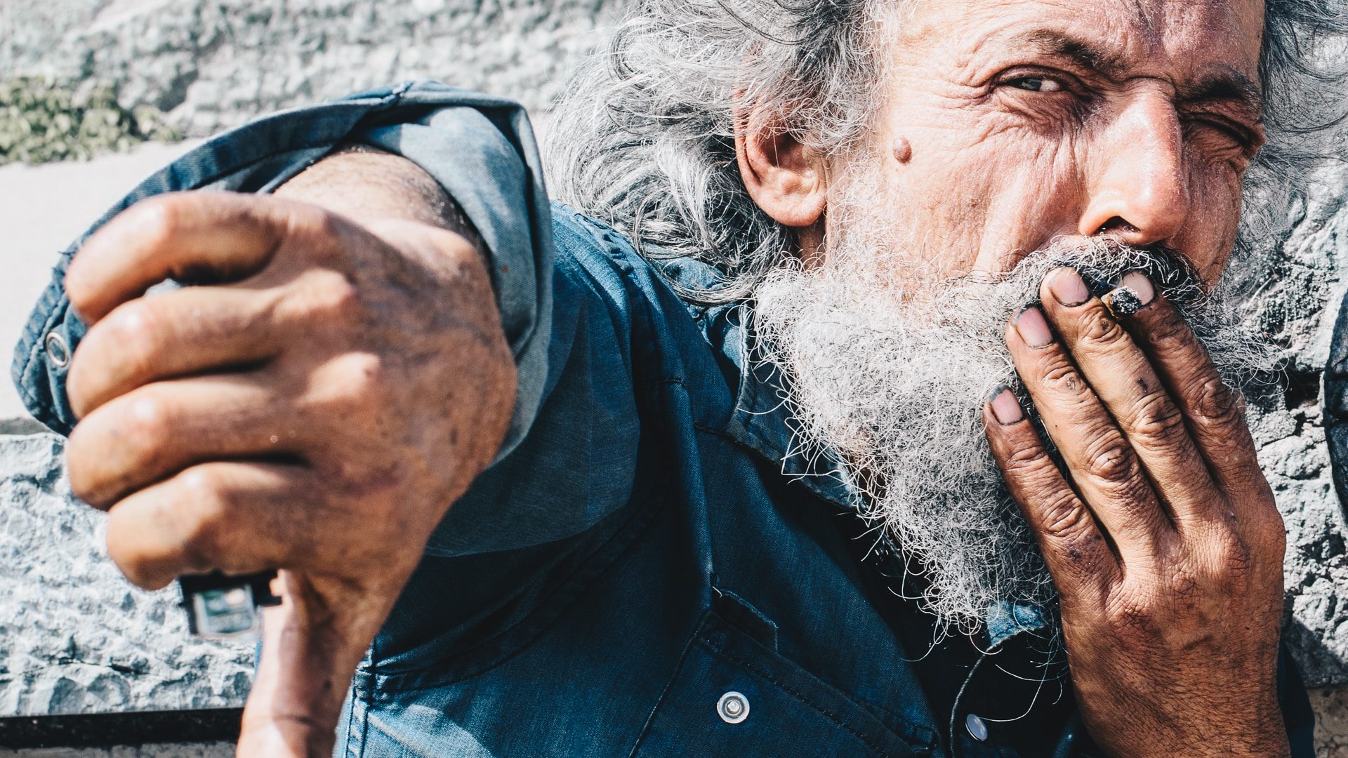 pán ukazuje nesúhlas