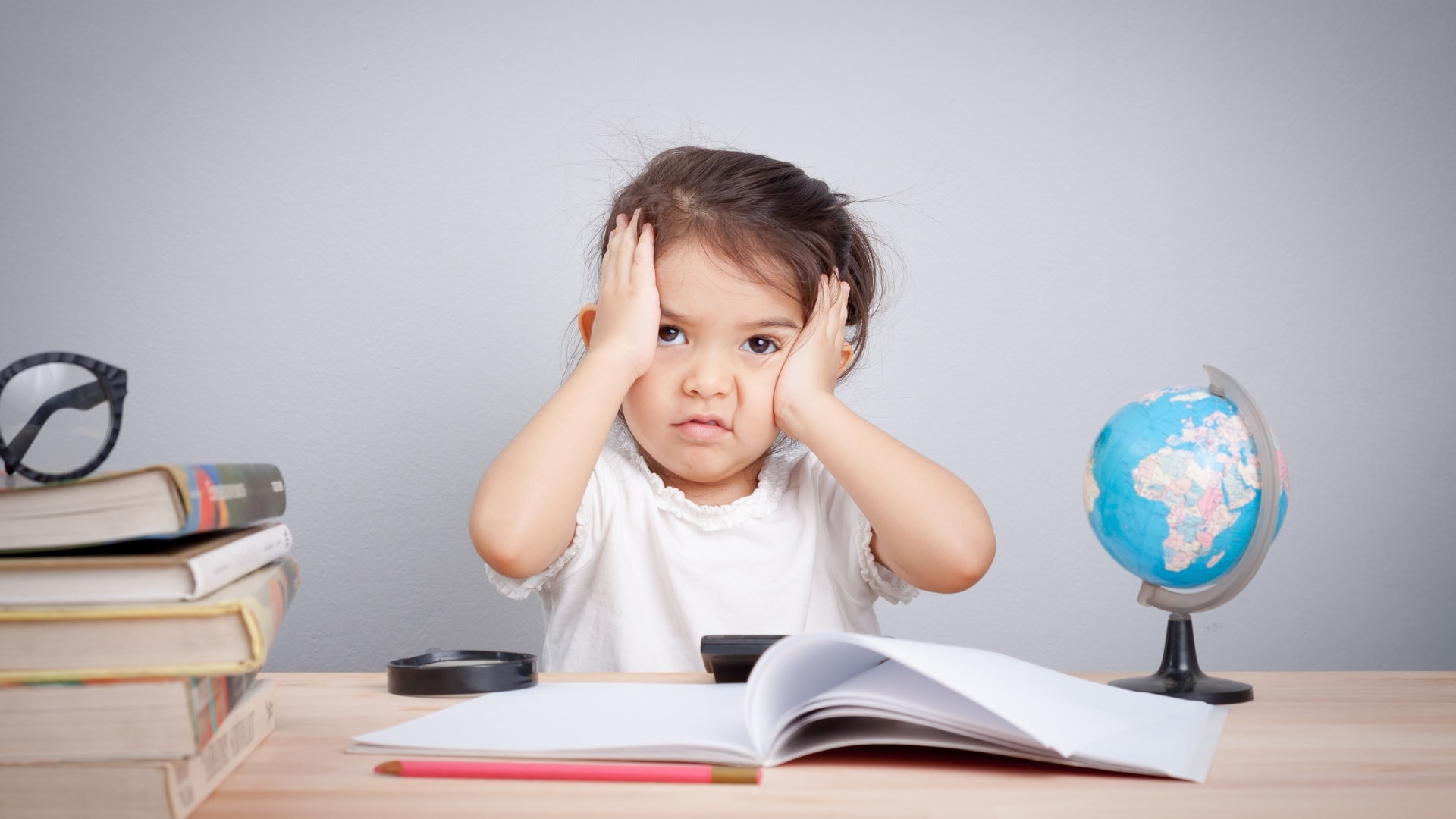 dieťa s glóbusom dieťa s glóbusom