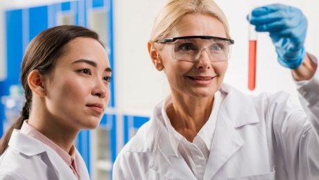 Dve vedkyne pozerajú na vzorku.