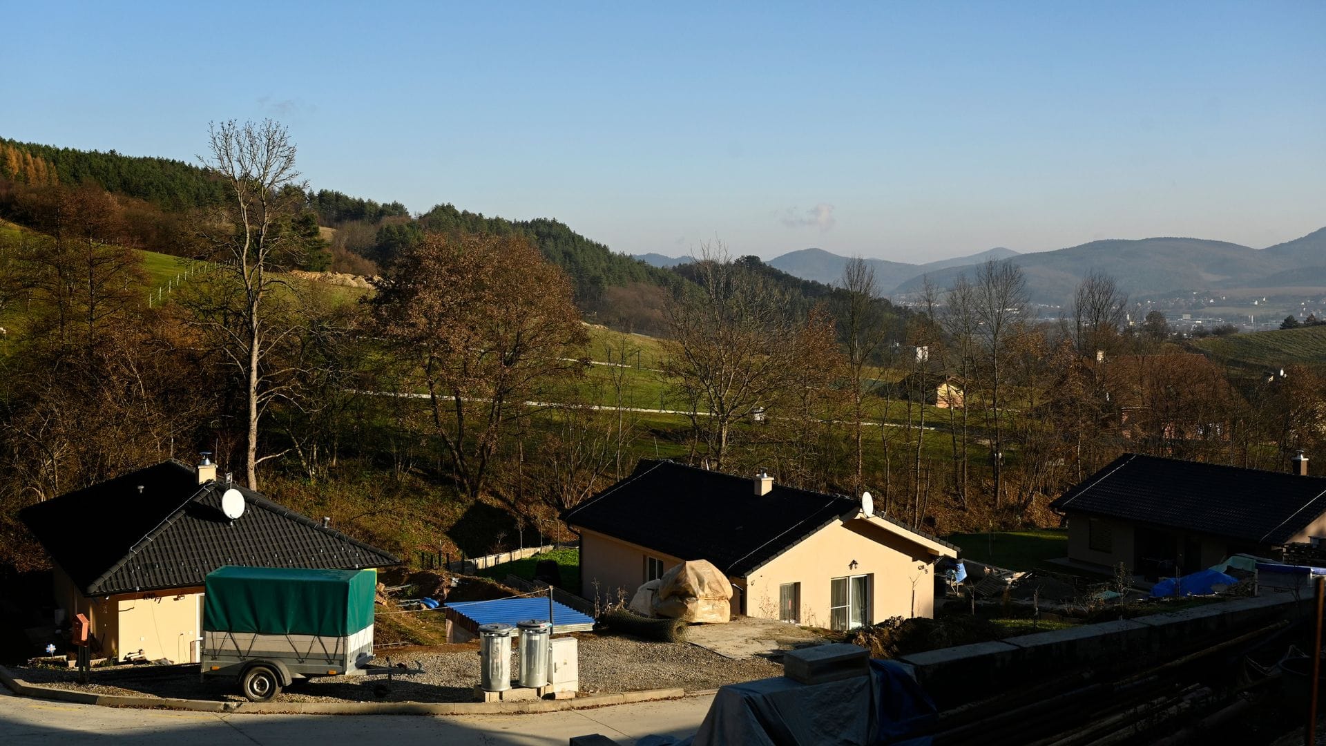 Pohľad na rodinné domy v obci.