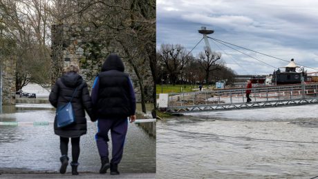 Ľudia kráčajú popri zaplavenej ulici a pohľad na vysokú hladinu rieky Dunaj na Tyršovom nábreží v Bratislave.