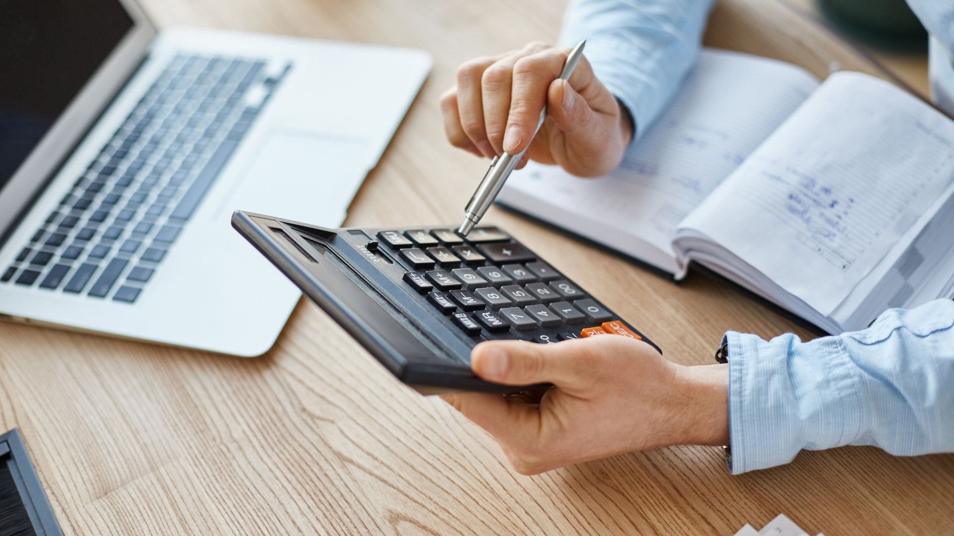 Muž počíta na kalkulačke.