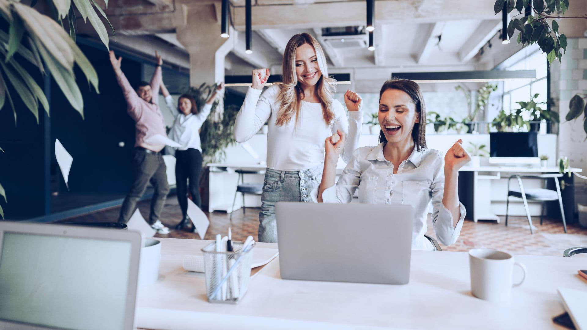 Pracovníci vo firme sa radujú.