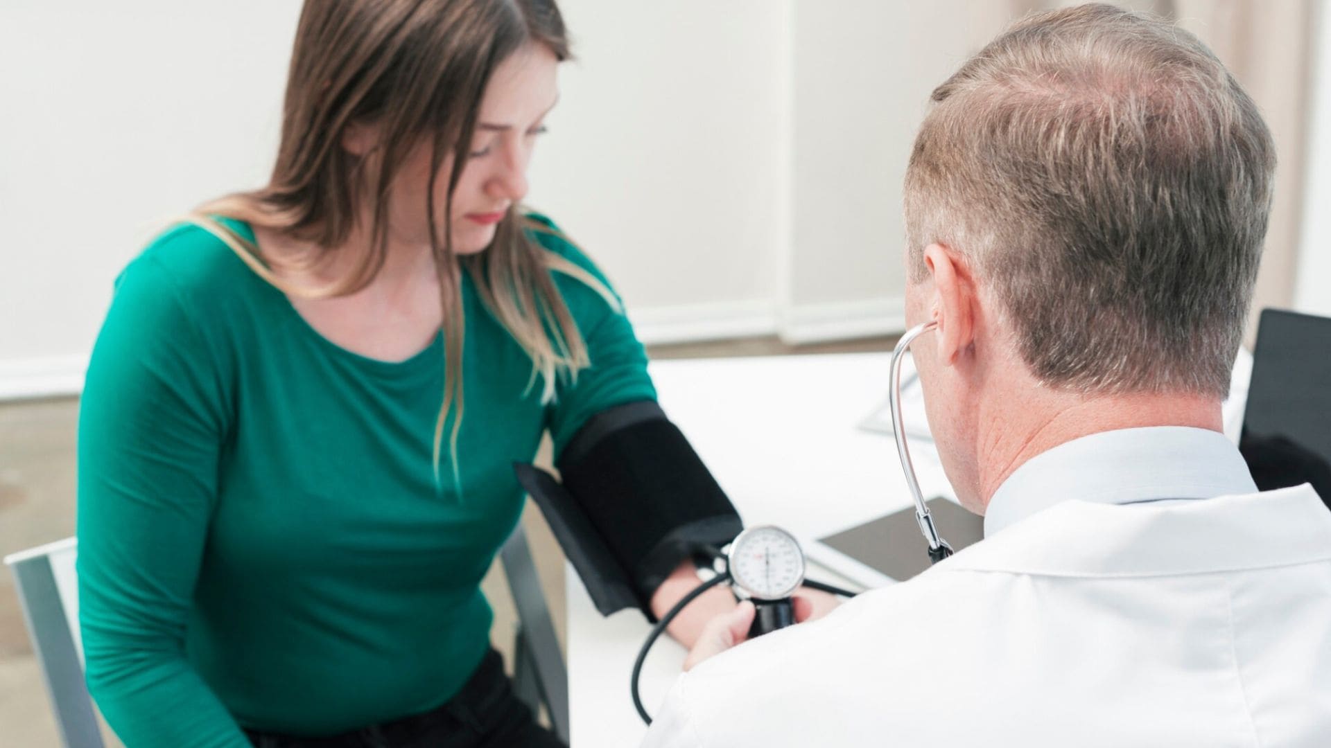 Doktor meria pacientke krvný tlak.