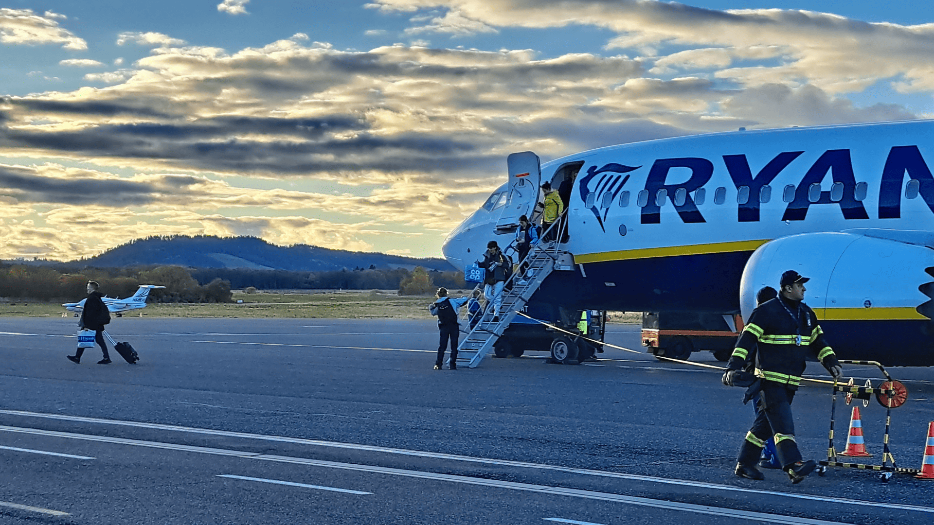 Lietadlo Ryanair, z ktorého vystupujú cestujúci.
