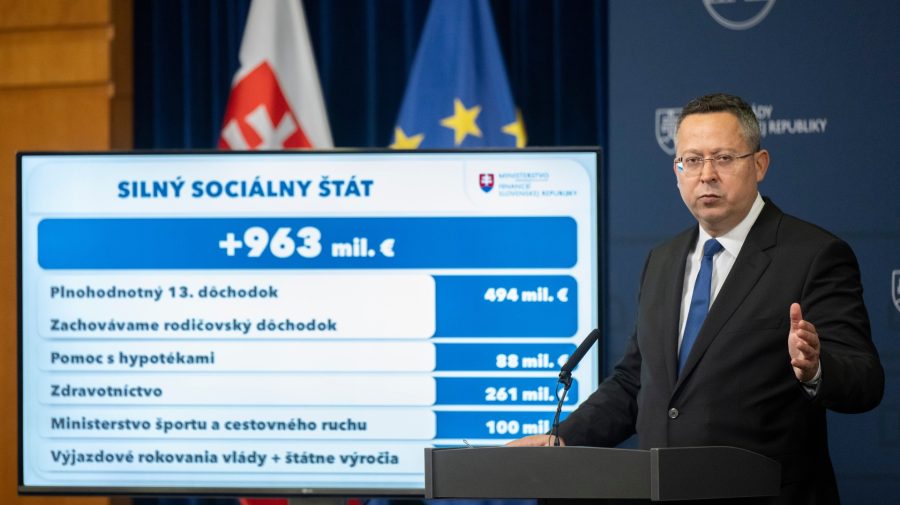 Na snímke minister financií SR Ladislav Kamenický (Smer-SD) informuje o konsolidácii verejných financií.