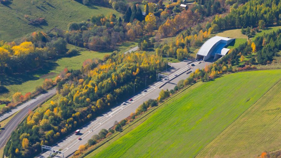 Na leteckej snímke z 20. októbra 2022 východný portál diaľničného tunela Branisko