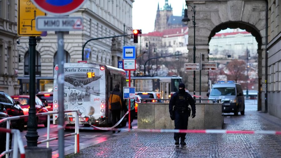 Policajt hliadkuje pred budovou Filozofickej fakulty Univerzity Karlovej (FF UK) po streľbe v centre Prahy.