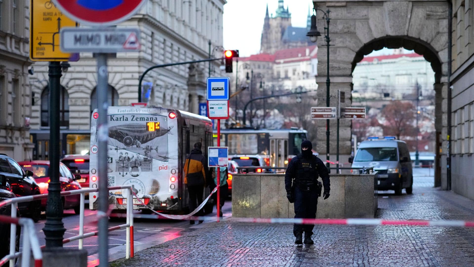 Policajt hliadkuje pred budovou Filozofickej fakulty Univerzity Karlovej (FF UK) po streľbe v centre Prahy.