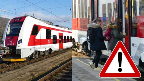 Vlak a dievčatá v rúškach nastupujú do vlaku.