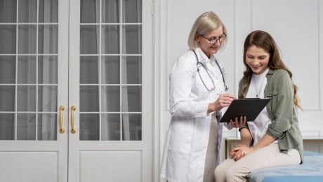 Doktorka ukazuje niečo pacientke.