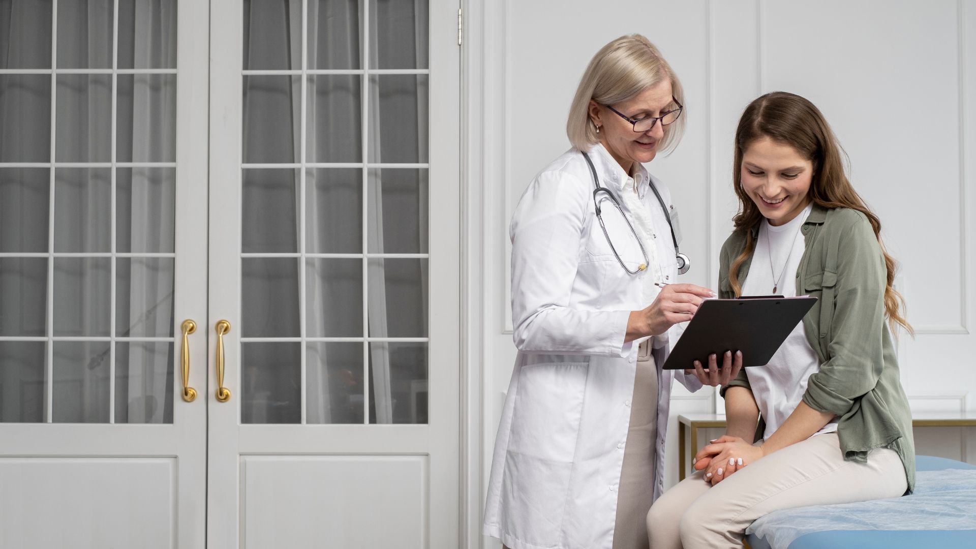 Doktorka ukazuje niečo pacientke.