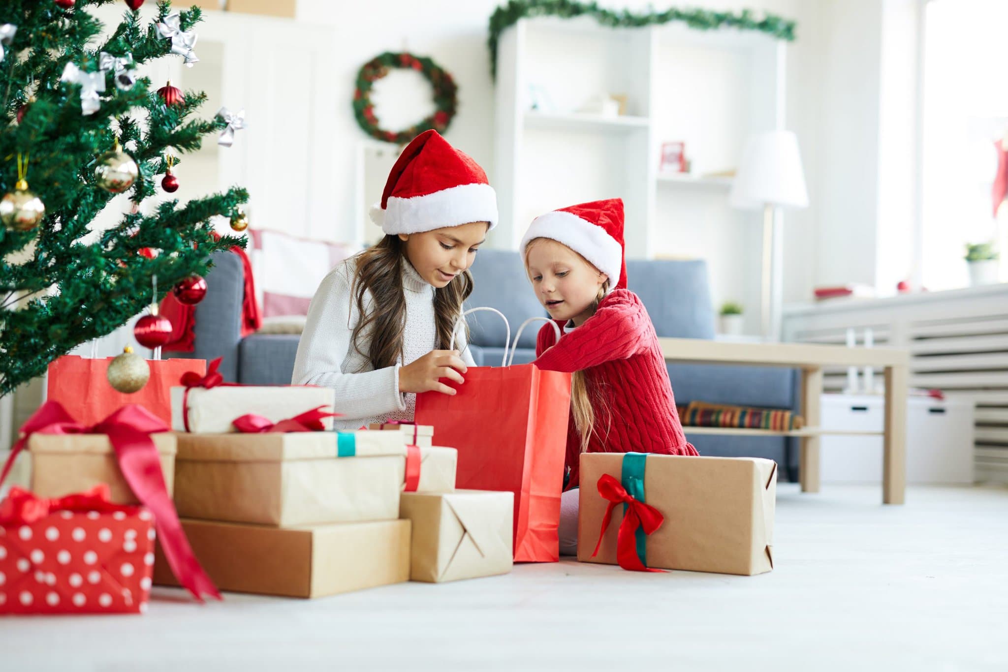 Deti rozbaľujú vianočné darčeky