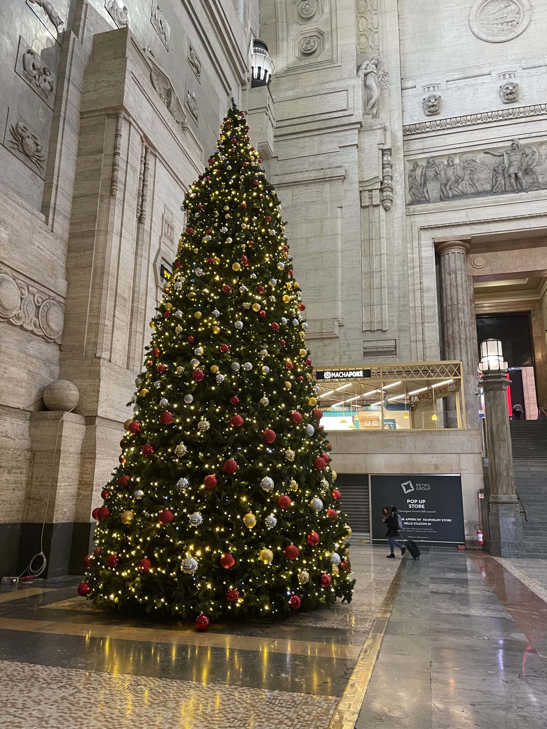 Vianočný strom na hlavnej stanici v Miláne