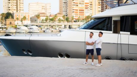 Známe pláže zaplavili