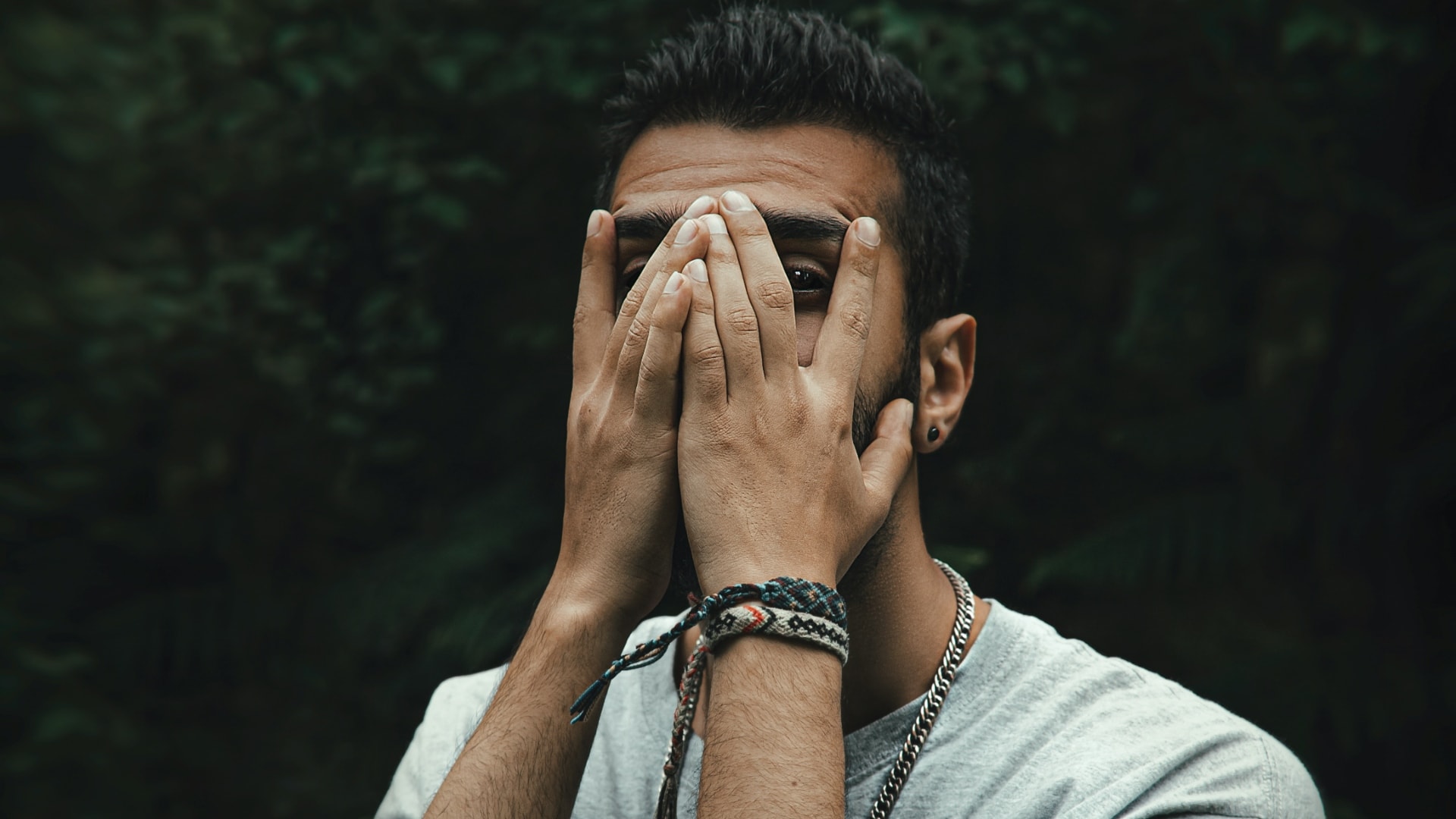 Ilustračný obrázok muž si zakrýva oči
