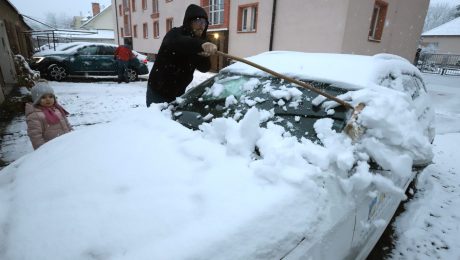 SR Zvolen Počasie Sneh BBX Sneh vo Zvolene Na snímke vodič odhrabáva sneh z osobného auta