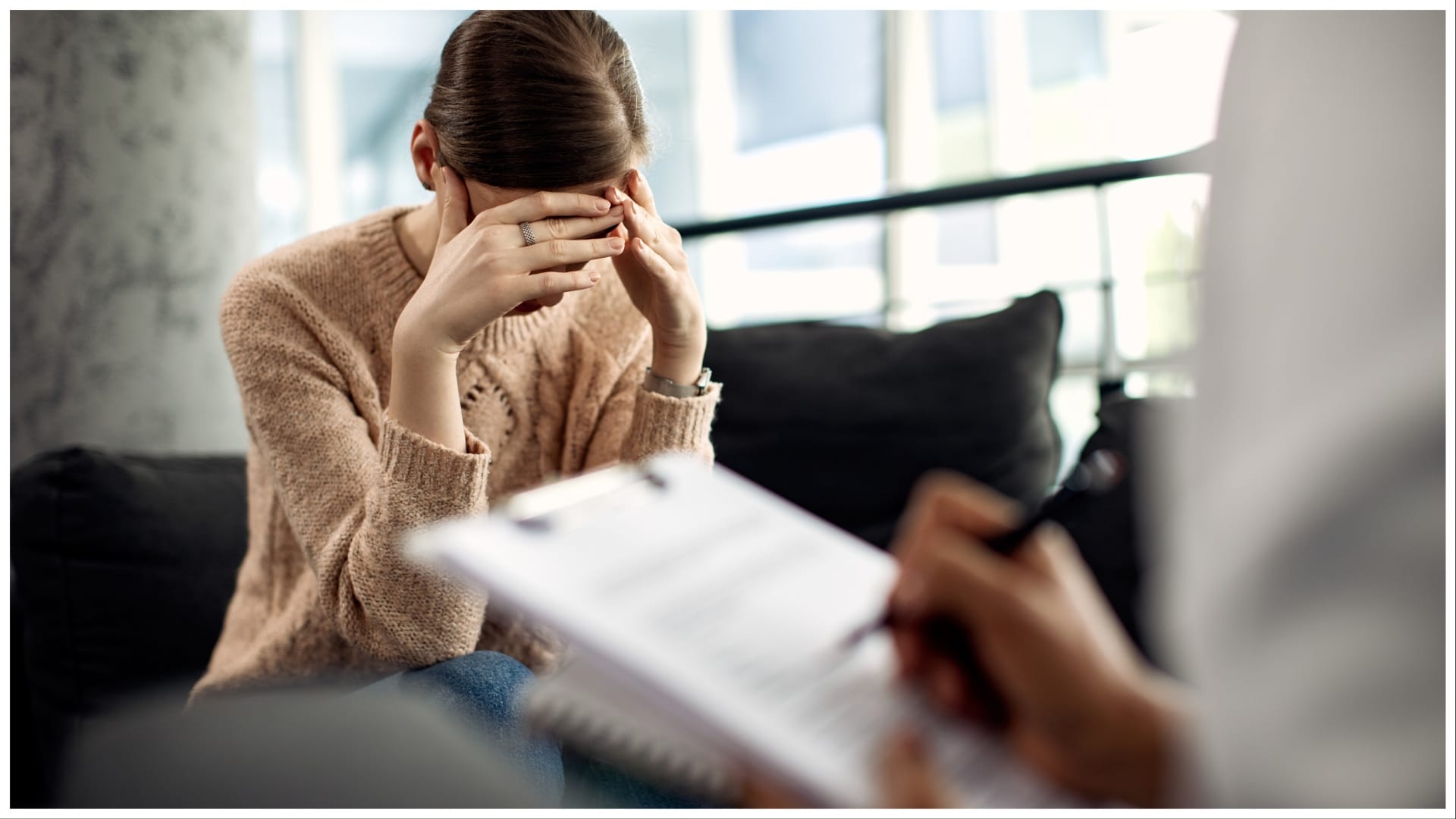 Žena u psychológa s hlavou v dlaniach