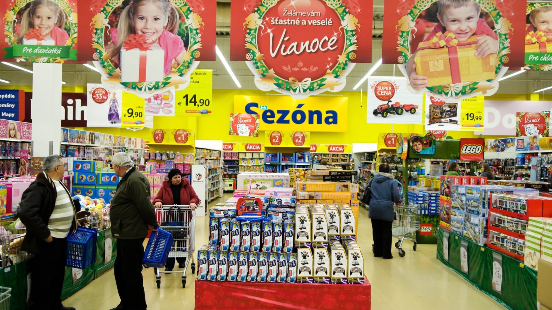 Na snímke je obchodný dom počas Vianoc