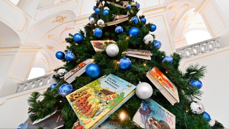 Najvyšší vianočný stromček ozdobený rozprávkovými knihami