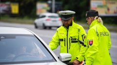 Na snímke policajti kontrolujú alkohol za volantom