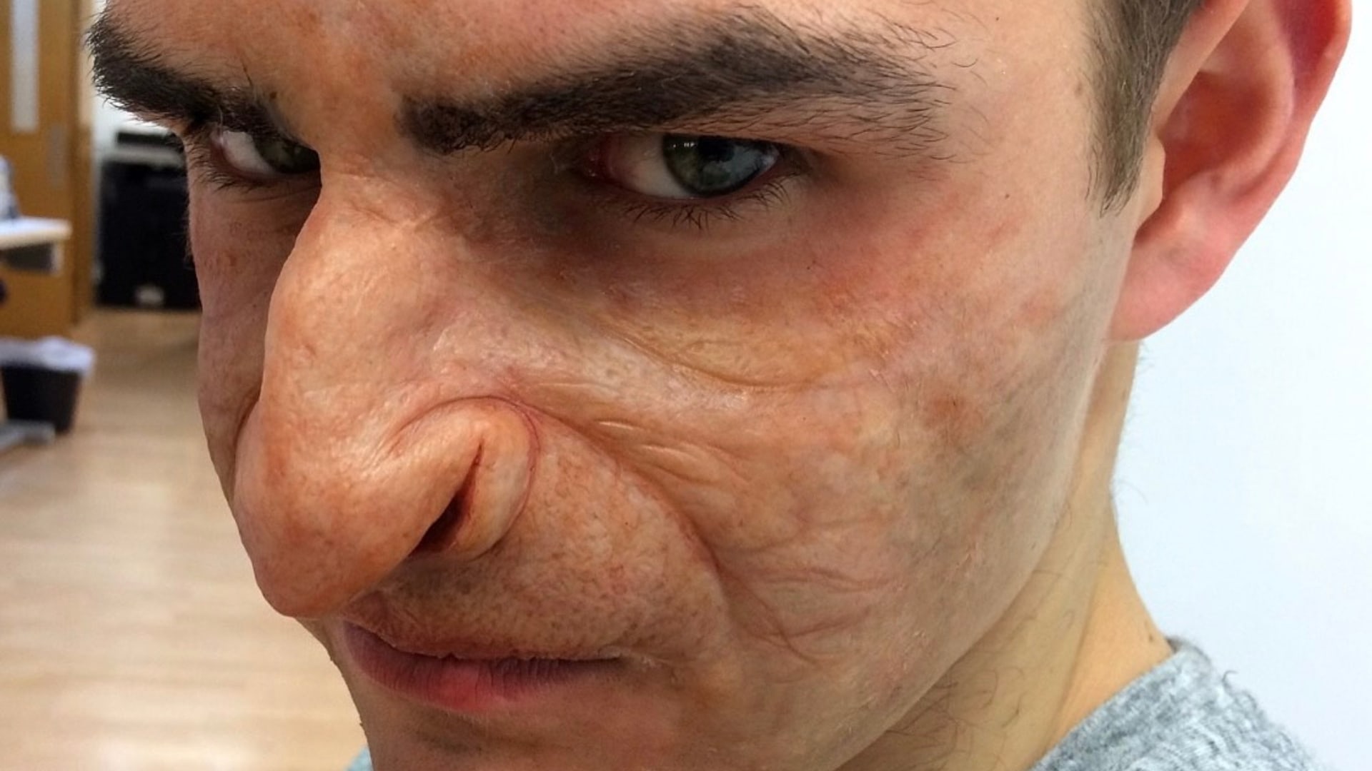 muž s veľkým nosom