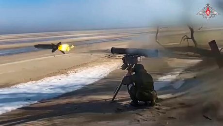 Ruský vojak odpaľuje raketu, narušenie vzdušného priestoru