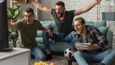 Muži nadšene sledujú televíziu