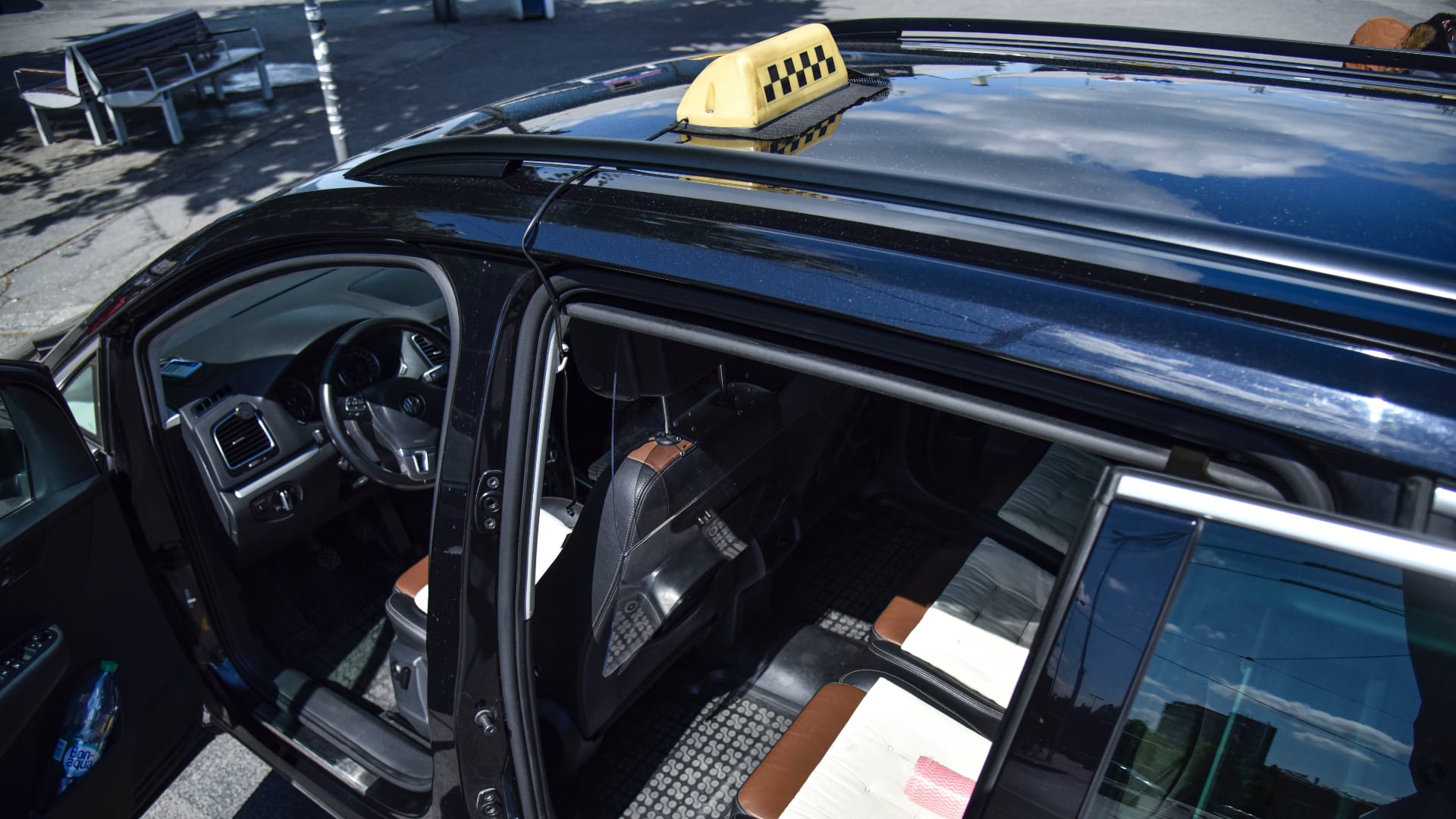 Vozidlo taxislužby, taxikár