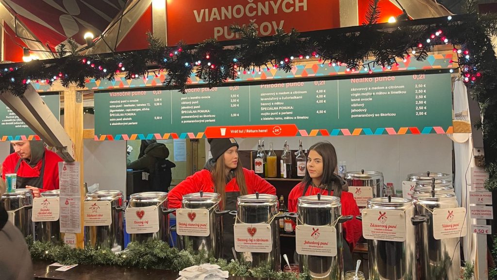vianočný stánok s nápojmi