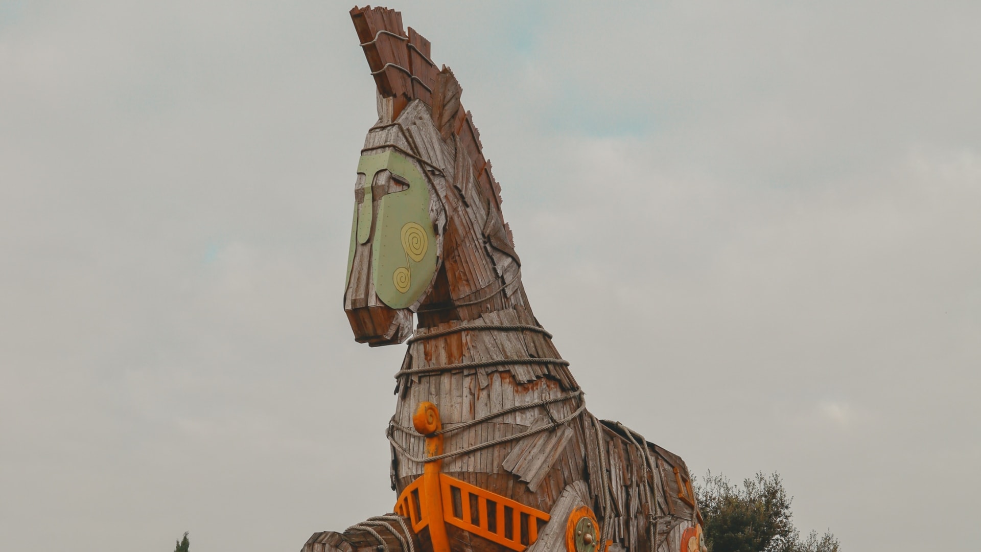 kôň z dreva