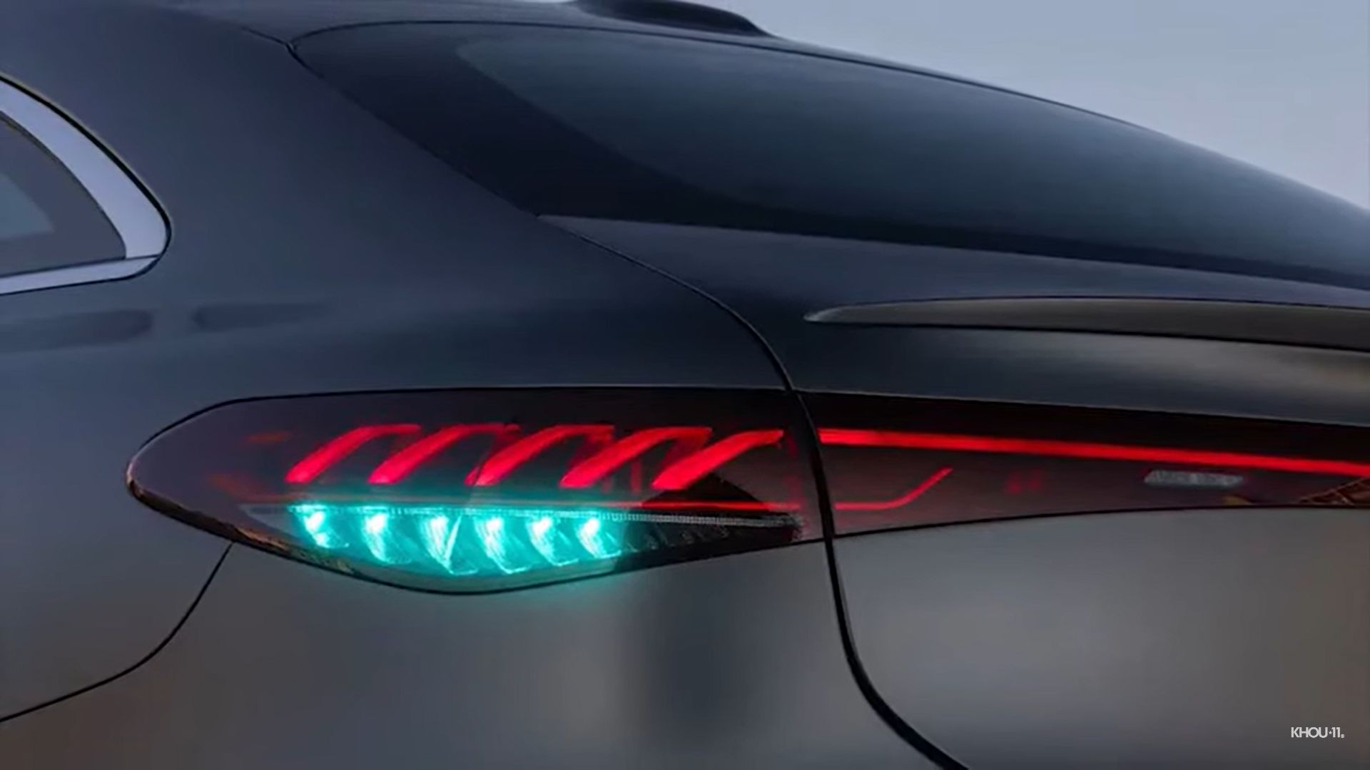 zasvietené tyrkysové svetlo auta