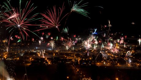 Na snímke je mesto, ktoré osvetľuje silvestrovská oslava
