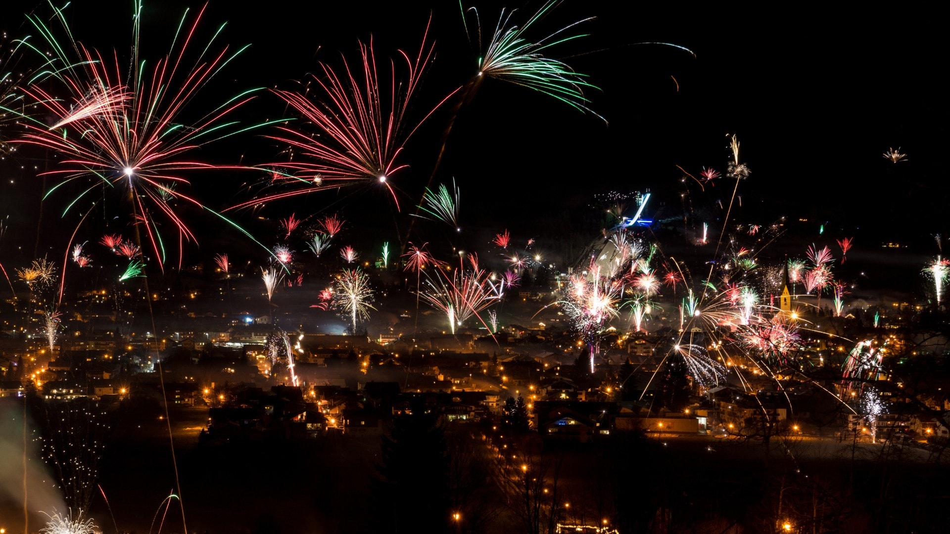 Na snímke je mesto, ktoré osvetľuje silvestrovská oslava