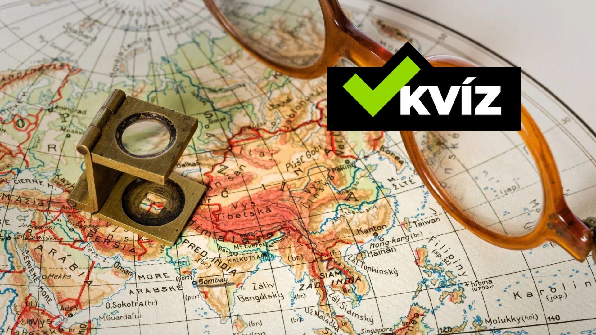 Na snímke je mapa, okuliare a vodoznak