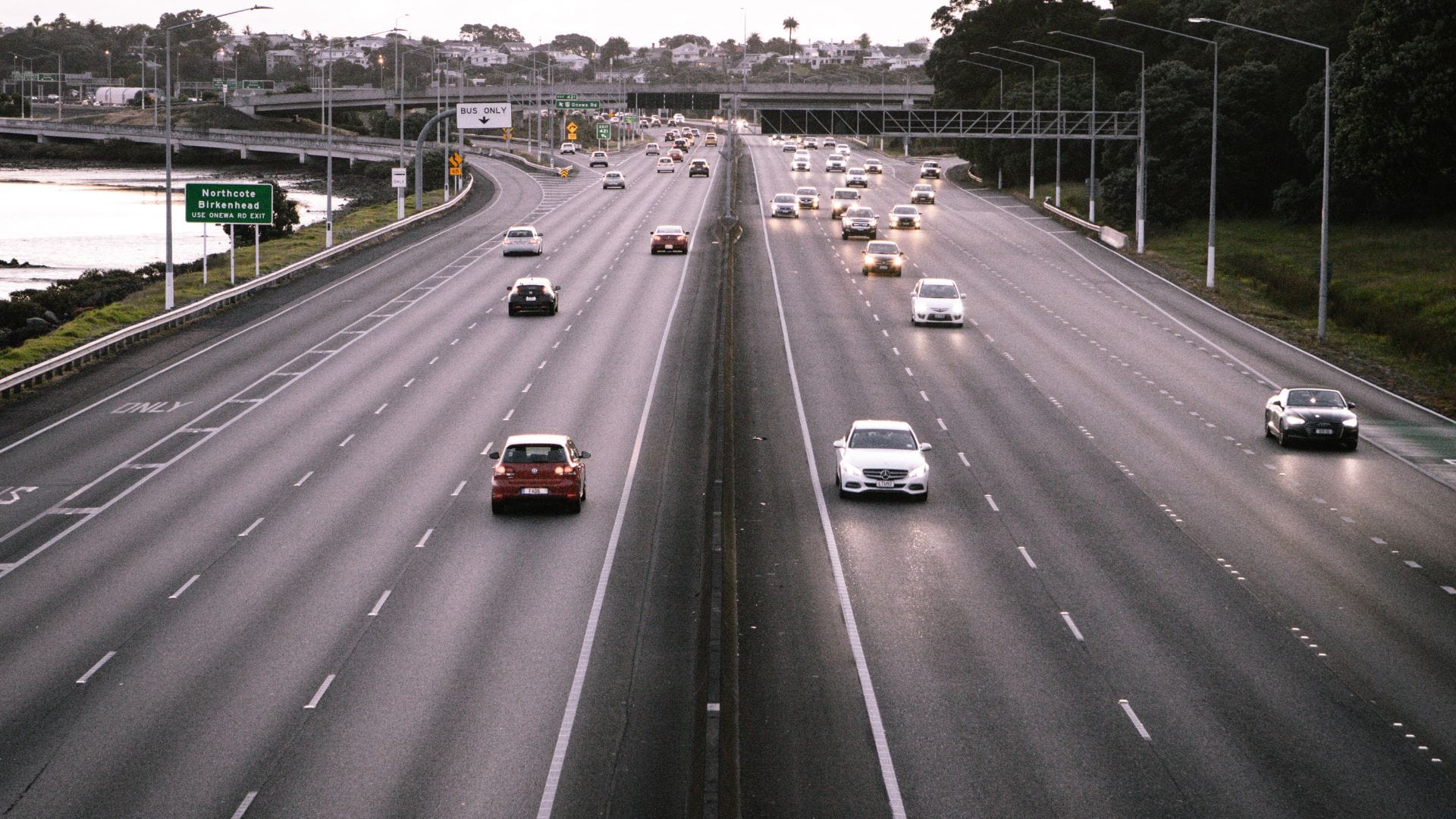 Diaľničná známka zdarma, diaľnica plná áut, autá na diaľnici