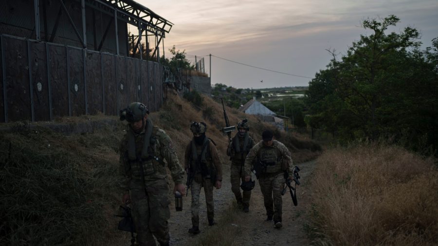 Na snímke sú kráčajúci vojaci na Ukrajine