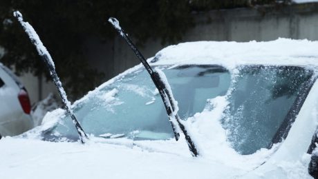 auto pokryté snehom v zime