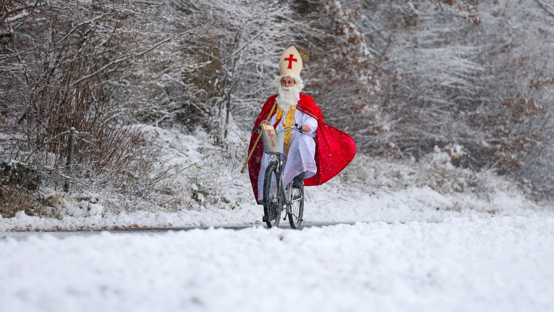 na snímke je muž na bicykli v snehu