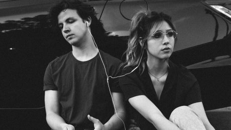 muž a žena so sluchátkami