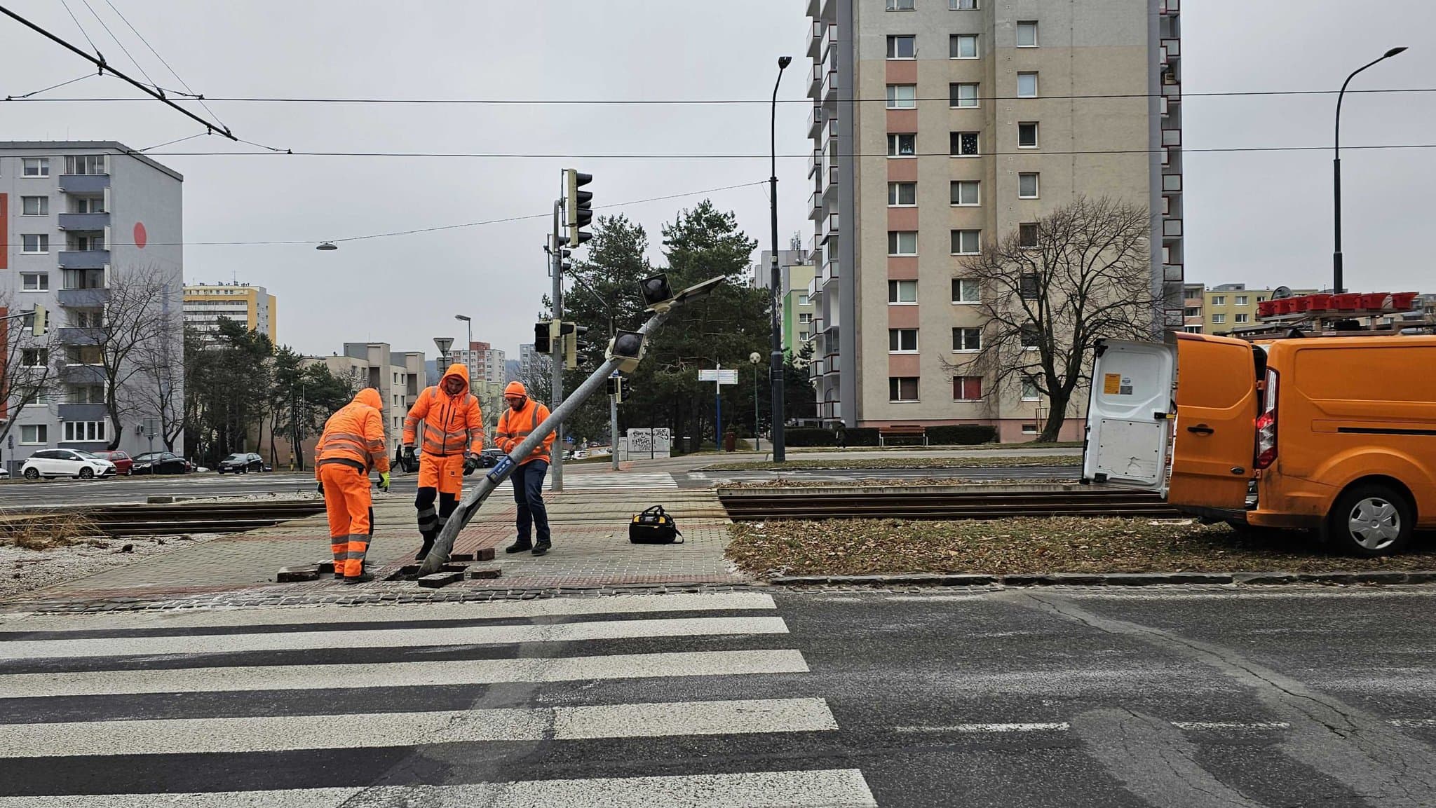 Poškodený semafor na Saratovskej ulici.