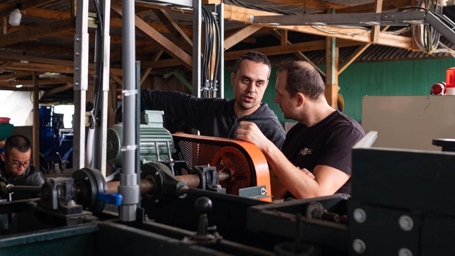 dvaja muži spracovávajú kávu