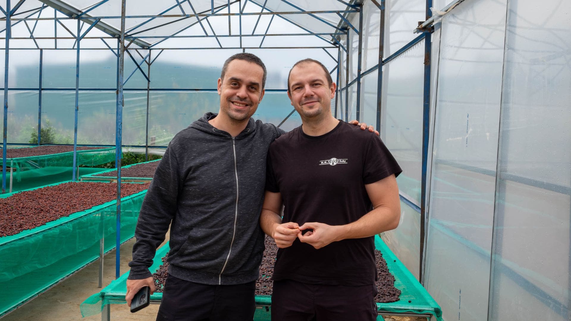 dvaja muži na kávovej farme