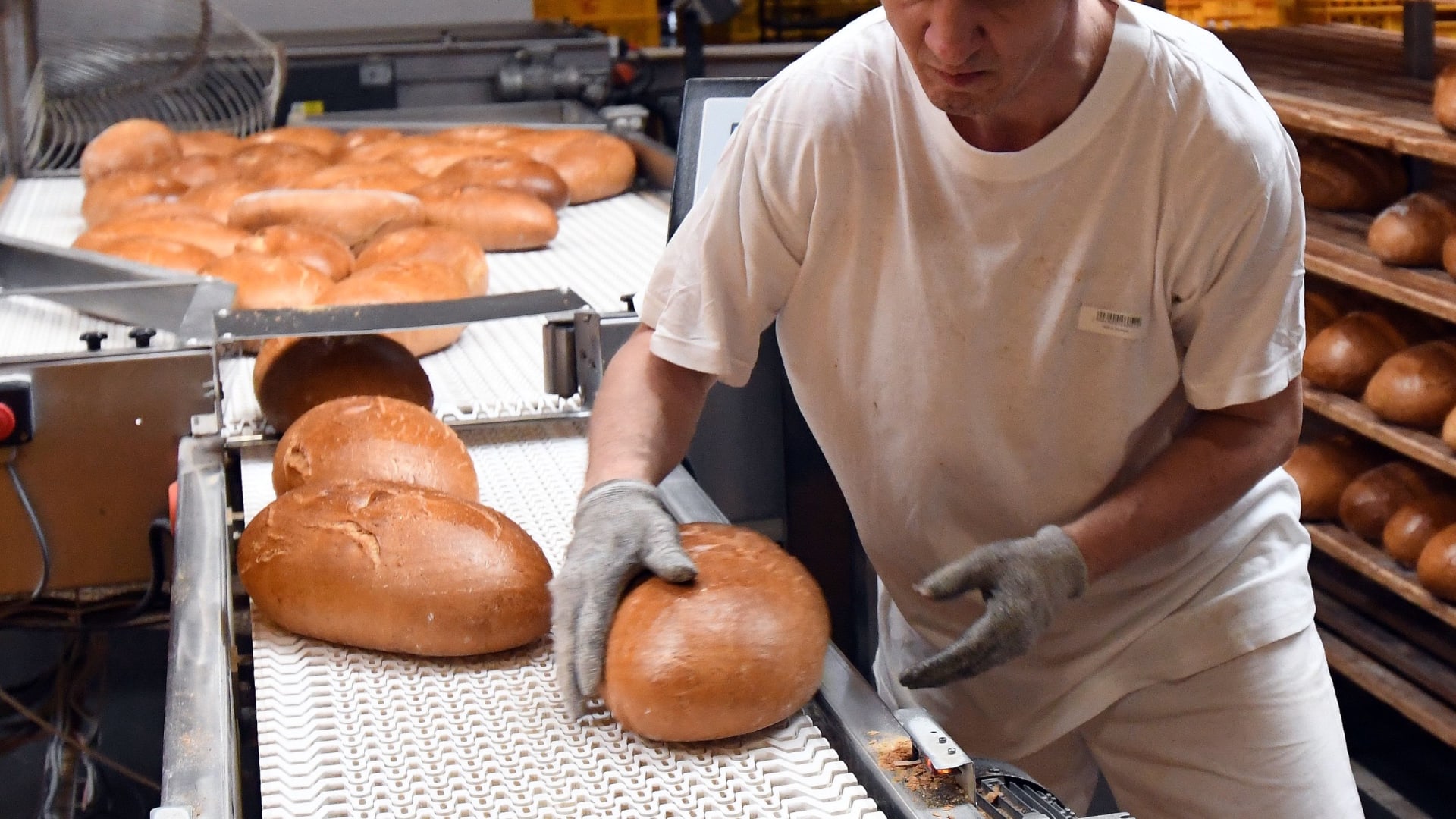 chlieb, pekár, potraviny